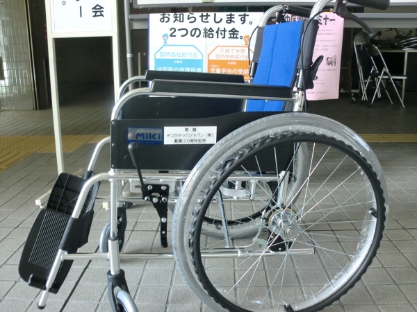 デコラテックジャパン�蒲lより車椅子を寄贈していただきました。