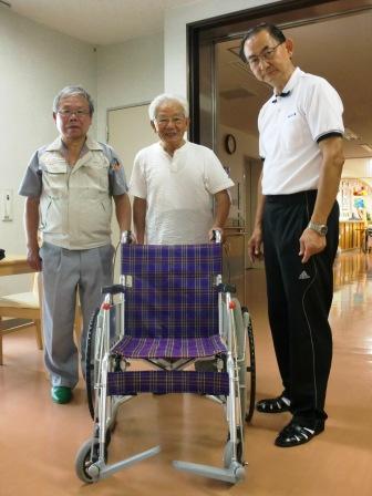 神久呂地区社協「エコクラブ」様より車椅子用フットレスト開閉装置「スマイル・レバー」を寄贈していただきました。